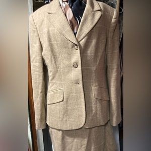 Jones New York size 8 tan wool skirt suit